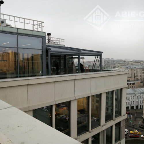 Фотографии выполненных работ компании «ABIE-GROUP» аллюминевой автоматизированной перголы с led-подсветкой и zip-систем в бизнес центре «Wall Street