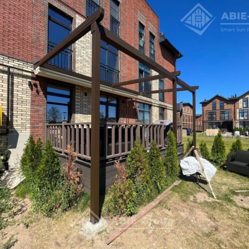 Фотографии выполненных работ компании «ABIE-GROUP»  алюминиевой пристенной перголы со сдвижной крышей. КП Кембридж, деревня Красный Посёлок, муниципальный округ Истра, Московская область.