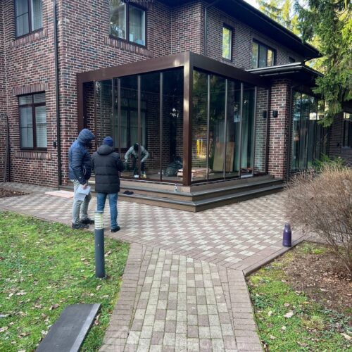 Алюминиевая биоклиматическая пергола с поворотными ламелями и сдвижным остеклением. в г.Кубинка