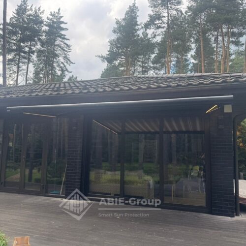 Фотографии выполненных работ компании «ABIE-GROUP» кассетной маркизы Cassette на террасу частного дома. г.Щёлково, Московская область
